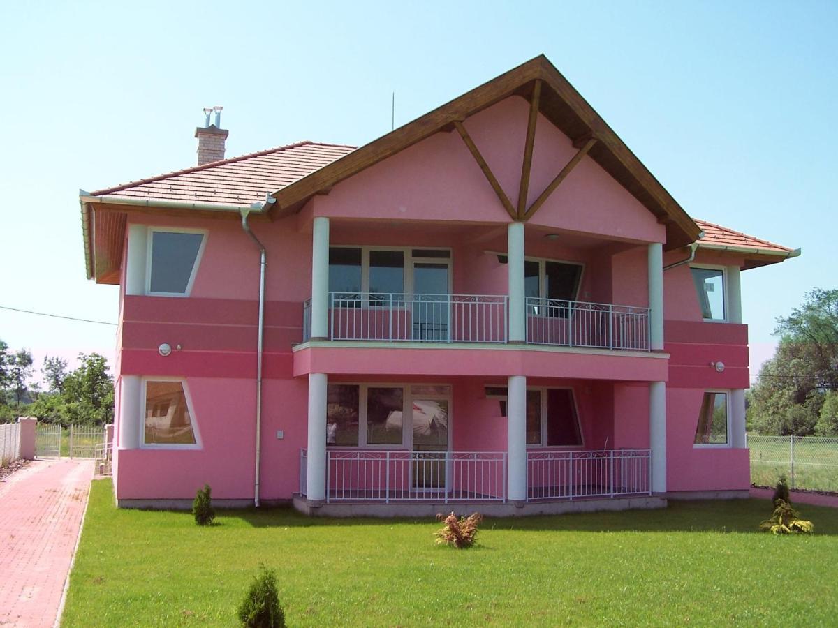 Liget Apartmanhaz Kehidakustány Buitenkant foto