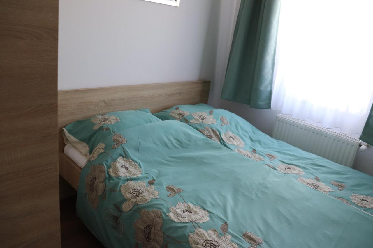 Liget Apartmanhaz Kehidakustány Buitenkant foto